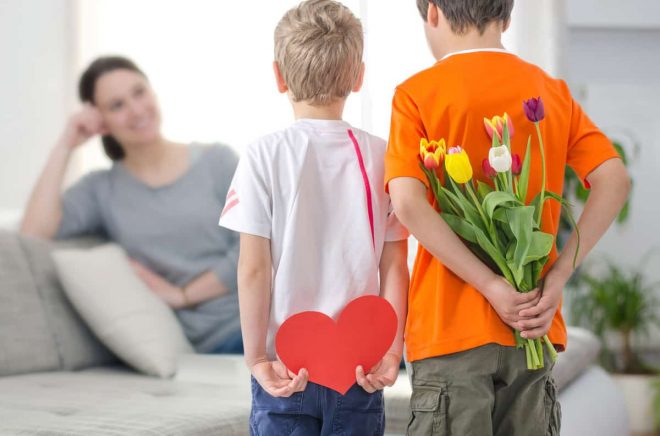 Den perfekta presenten på Mors dag ... är så klart en bok till mamma. Bild: Fotolia