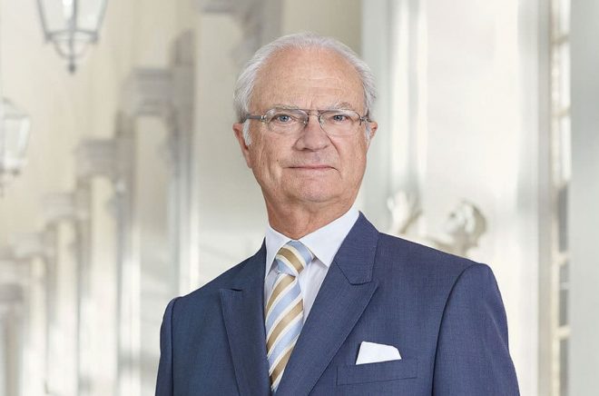 H.M. Konung Carl XVI Gustaf tar tag i Svenska Akademiens stadgar. Foto: Anna-Lena Ahlström Kungahuset.se