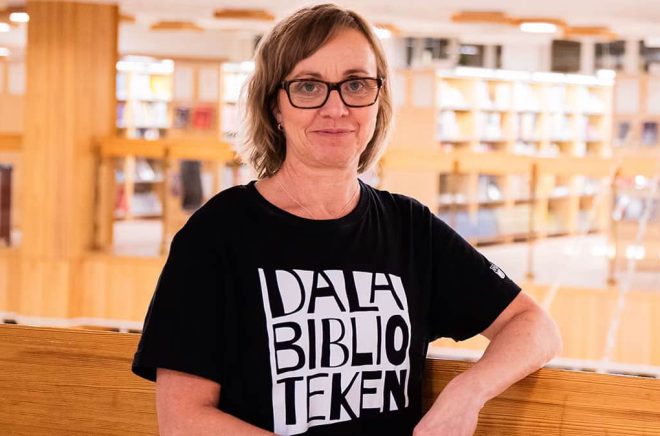 Helena Engdahl är bibliotekarie vid Falu Stadsbibliotek, och har tilldelats Läsguldet 2024. Pressbild.