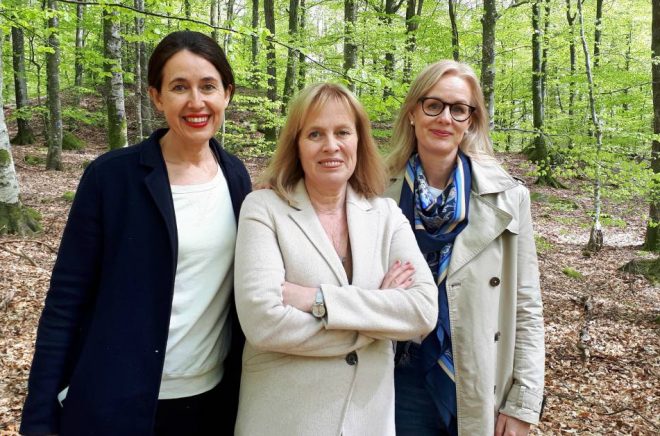 Carina Nunstedt, förlagschef HarperCollins Nordic, Mariette Lindstein, Johanna Rydergren, förläggare HarperCollins Nordic. Foto: Privat