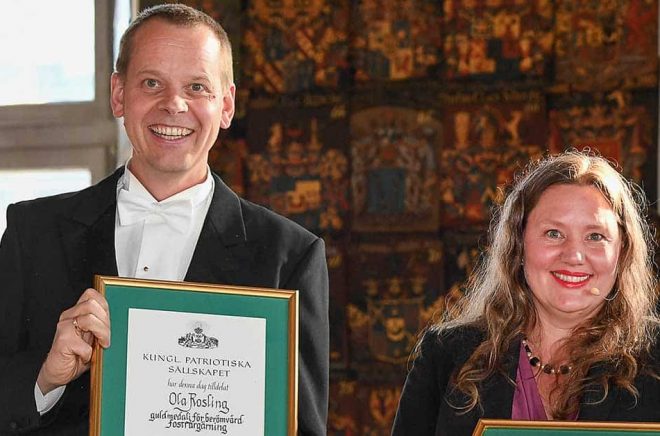 Ola Rosling och Anna Rosling Rönnlund när de i maj tidigare i år prisades med Fostrargärningsmedaljen av Kungliga Patriotiska Sällskapet. Arkivbild: Jonas Ekströmer/TT.