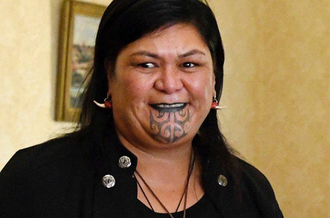 New Zeelands utrikesminister Nanaia Mahuta är den första regeringsmedlemmen som har en traditionell maorisk ansiktstatuering. Arkivbild: Bianca De Marchi/AP/TT.