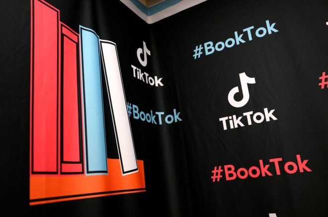 Booktok är en hashtag på Tiktok där unga delar med sig av boktips till varandra. Arkivbild: JESSICA GOW/TT.