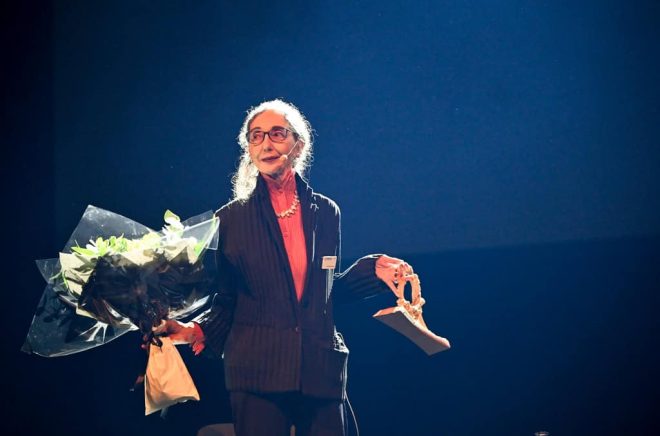 Joyce Carol Oates med Sjöjungfrun, mässans nyinstiftade litteraturpris. Foto: Fredrik Sandberg/TT.