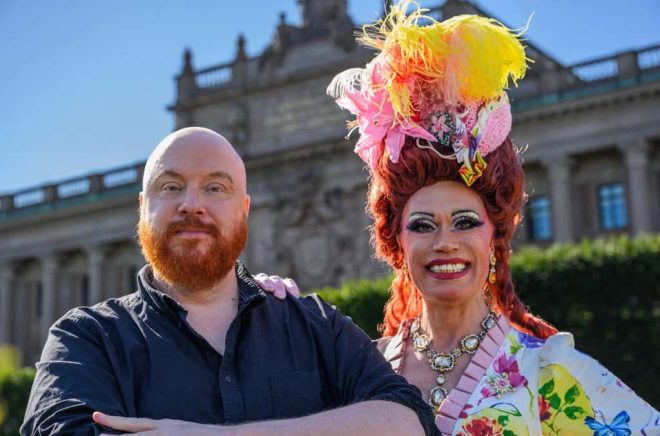 Regissören Petter Wallenberg och dragshowartisten Inga Tvivel i teatergruppen Bland drakar och dragqueens. Pressbild: Johannes Helje.