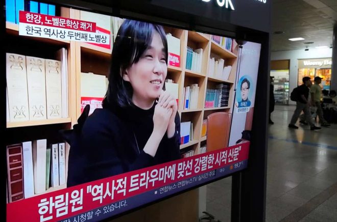 Koreanerna jublar över Han Kangs nobelpris i litteratur, men hon själv har inte sagt så mycket i hemlandet. Foto: Ahn Young-joon/AP/TT.