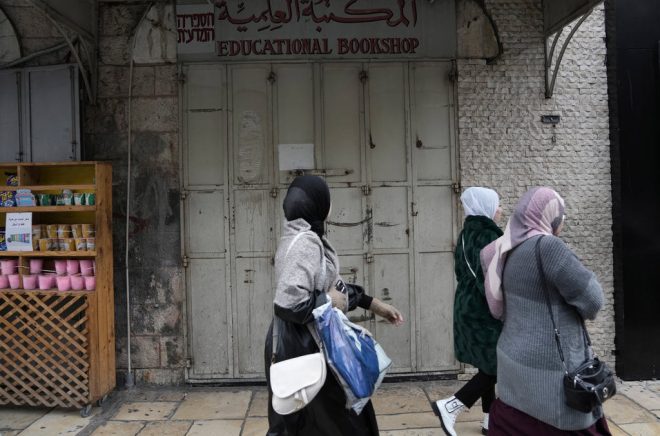 Boklådan Educational bookshop har varit en samlingsplats för många av Jerusalems intellektuella – med tonvikt på frågan om den palestinska framtiden. Nu har den litterära mötesplatsen stängts av israelisk polis, vilket väcker skarp kritik. Foto: Mahmoud Illean/AP/TT.