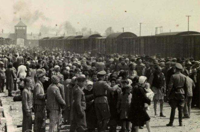 Ett godståg med tvångsdeporterade judar från Karpaterna har just anlänt till Auschwitz-Birkenau där omkring en miljon människor mördades. Bilden kommer från Yad Vashem Photo Archives. AP/TT.