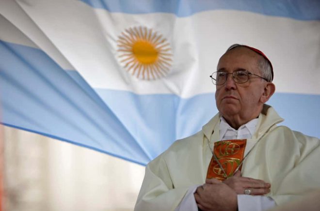 Påve Franciskus, som då var kardinal och hette Jorge Bergoglio, vid en mässa i födelsestaden Buenos Aires 2009. Foto: Natacha Pisarenko/AP/TT.