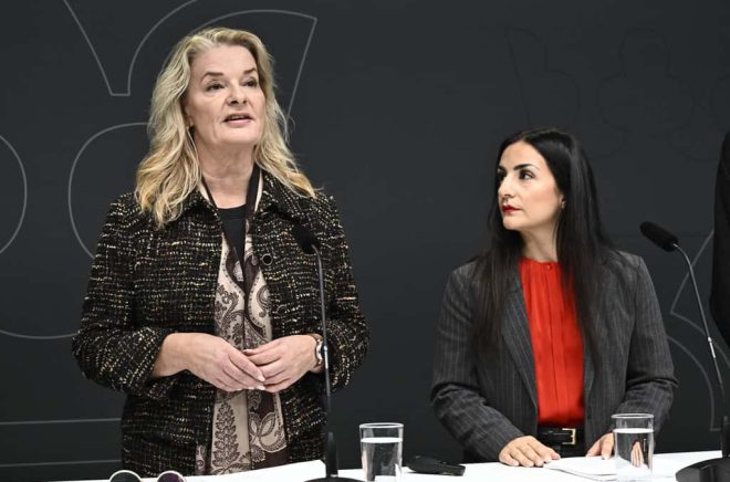 Skolminister Lotta Edholm (L) och kulturminister Parisa Liljestrand (M) tar emot Skolverkets och Kulturrådets redovisning av uppdraget att ta fram läslistor. Foto: Christine Olsson/TT.