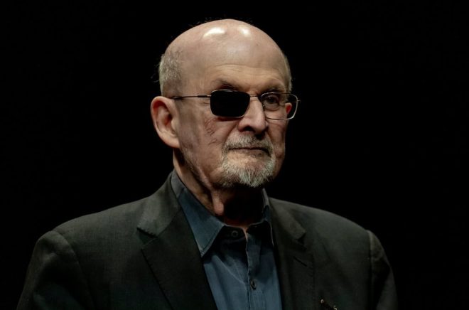 Salman Rushdie blev blind på ett öga efter knivattacken. Han fick också bestående skador på vänster hand. Foto: Ebrahim Noroozi/AP/TT.