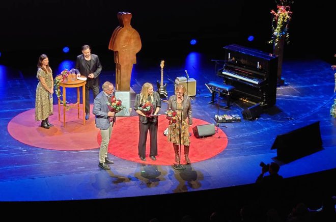 Lennart, Johanna och Katarina Jeansson tog emot Hederspriset vid Augustgalan 2024 på Dramatens scen. Foto: Boktugg.