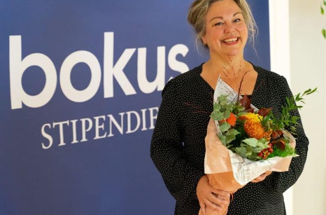 Pernilla Carlberg från Hedemora tilldelas 50 000 kronor för studier och fortsatta planer att sprida läsglädje via metoden Shared Reading. Pressbild.