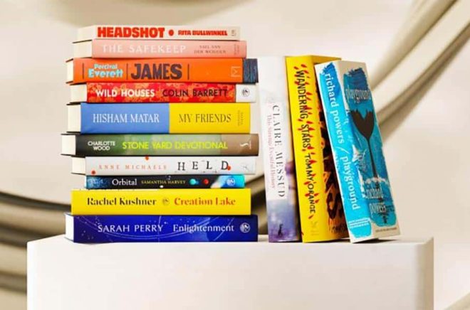 Årets långa lista med de 13 nominerade titlarna till Bookerpriset 2024. Foto: Booker Prize Foundation.