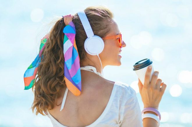 Många svenskar har testat att läsa och lyssna på digitala böcker i sommar, vilket avspeglar sig i streamingtjänsternas siffror. Foto: Istock