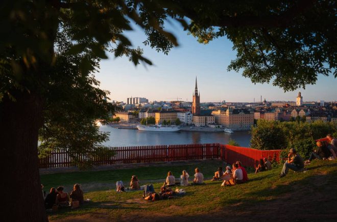 Författare (?) samlas i Ivar Los park och drömmer om att bli utgivna på något förlag i Stockholm. Foto: iStock.