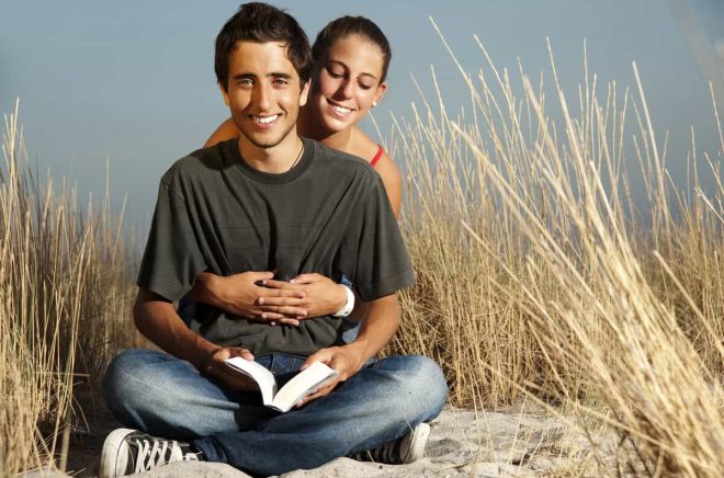 En bok i handen gör dig mer attraktiv på stranden? Foto: iStock.