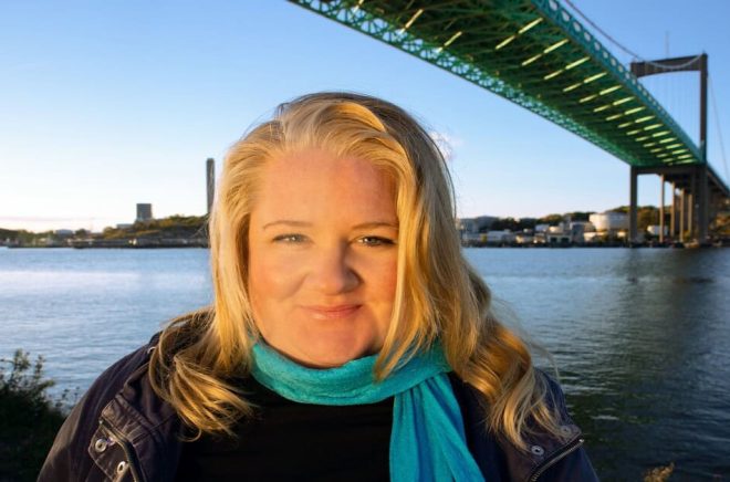 Författaren Karin Hallberg debuterar med På andra sidan Älvsborgsbron: En kärleksroman om facklig kamp. Foto: Mai Nestor.