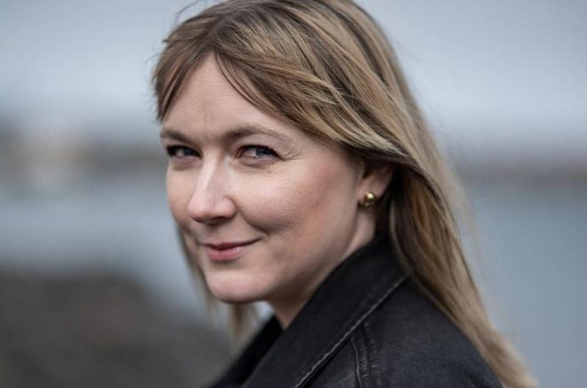 Författaren Lova Lakso tilldelas Hjärtans fröjd-priset för bästa ungdomsbok 2024 för sin ungdomsroman Utan att passera gå. Foto: Malin Nyberg.